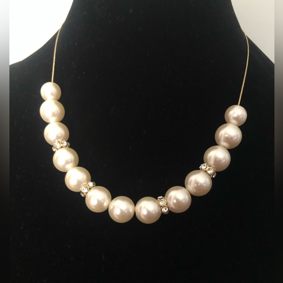 Faux Pearl fashion necklace gold tone chain . Jewellery - Picture 3 of 11